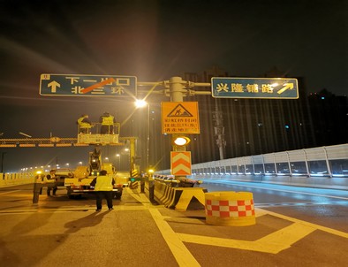 深圳郑州市北三环彩虹桥交通标志牌安装现场